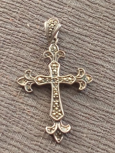 Pendentif croix fleurdelisée