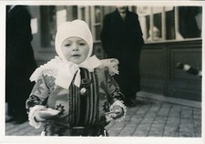 BINCHE c. 1950 - Child at the Fête des Gilles Belgium - 4742