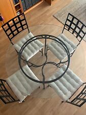 Table ronde à manger en verre et structure en fer forgé noir + 4 chaises