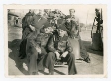 HOTO amateur SNAPSHOT, gas pump men on car old beret leather