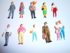 LOT  12 FIGURINES  ECHELLE