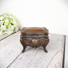 Boite antique sur pieds à