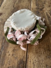Chapeau De Poupée . Paille Recouverte De Taffetas Et Ensemble Floral & Rubans