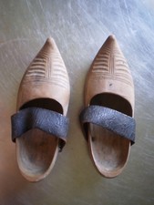 PAIR ANTIQUE CHILDREN'S SHOES WOOD CARVED LEATHER SHOE MINIATURE DECO ART POPULA