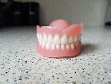 Prothèses complètes supérieures et inférieures, fausses dents.