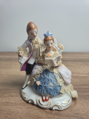 Figurine porcelaine dentelle