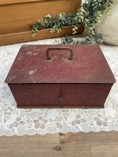 Boîte ancienne en métal