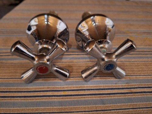 Paire anciens robinets de - d'anciens,