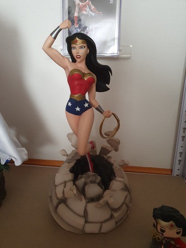 Statue wonder woman - statue,
