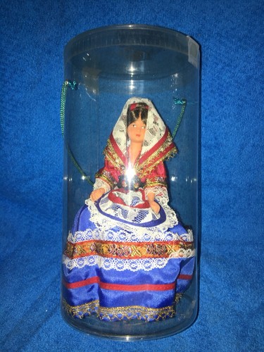 Poupée miniature costume