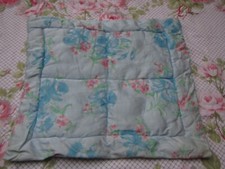 Ancien dessus lit couverture de poupée tissu satiné bouquet de fleurs 35 x 38 cm