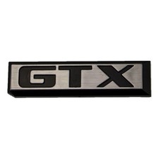 Sigle adhésif GTX chromé sur