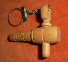 Porte-clés Vin Robinet Tonneau Tonnelet barrique VIN La FINETTE Taverne d'ARBOIS