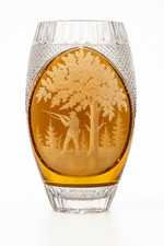 Vase cristal ambre gravé scène de chasse taillé Pologne hunter dog 29,5 cm