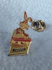 Pin's  Nesquik.  Lapin qui joue du synthétiseur. Chocolat P48