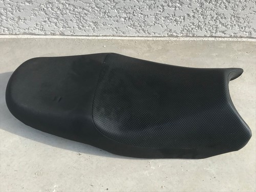 Une selle biplace - une,