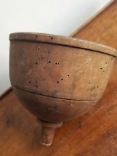 Ancien entonnoir en bois trous