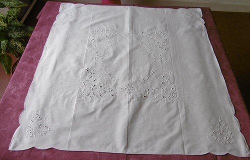 Nappe avec jours - , broderies
