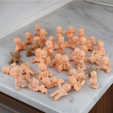 Lot de 36 figurines poupées
