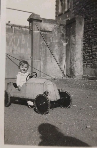 Bambin dans voiture pédale - bambin,