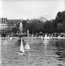 PARIS c. 1955 - Parc desTuileries-Negative 6 x 6 motorboat toys - N6 P116