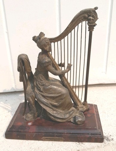 Statuette jeune femme la - à,