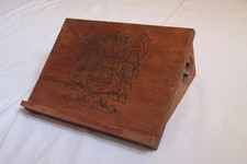 Lutrin en bois gravé style