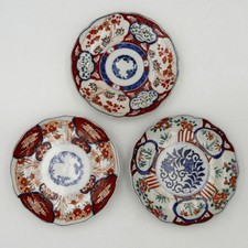 Trois assiettes en porcelaine Imari, Japon, fin XIXe siècle, ancien.