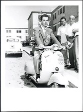 Photo de presse vintage Livio Berruti Sur Vespa 1960 FT 38083 - tirage 24x18 CM