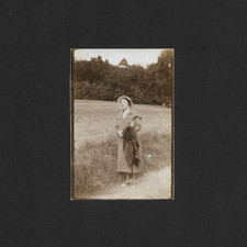 Femme pose champs mode