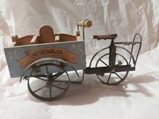 Tricycle vintage "marchande de saison" en bois et métal.