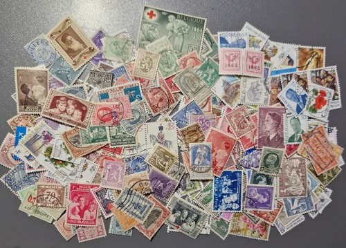 Lot plus 300 timbres - plus, de