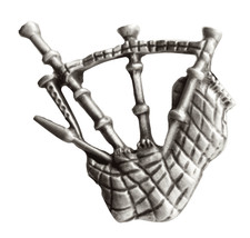 Broche en étain cornemuse -