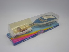 Mercedes avec remorque bateau