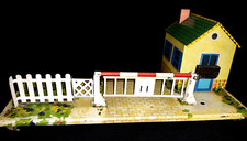 HORNBY  PASSAGE A NIVEAU EN TOLE LITHOGRAPHIEE TRAIN ELECTRIQUE METAL MECANO