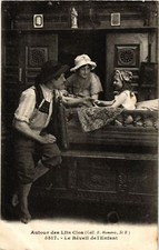 CPA Autour des Lits Clos - Le Réveil de l'Enfant - Folklore - Types (482779)
