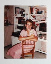 Jolie jeune fille peluche lapin flash chambre - Photo vintage snapshot