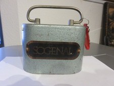 Ancienne tirelire en métal