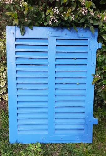 Petit volet bleu - , persiennes