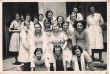 OLD PHOTOGRAPH SOUVENIR OF THE EMP DE BOURGES GROUP YOUNG WOMEN