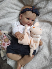 bébé reborn souriante