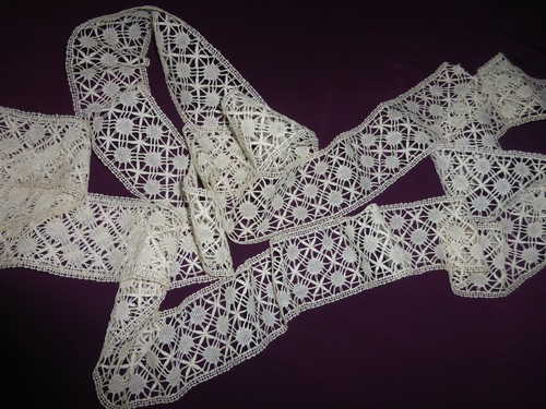 Dentelle ancienne entre deux - dentelle,