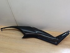 UN CACHE CARENAGE LATERAL