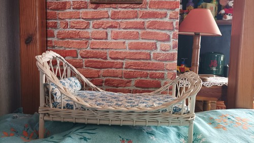 Ancien petit lit - , poupée