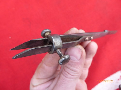 Outil ancien pour - le, du