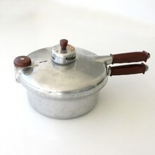 Très ancienne cocotte minute