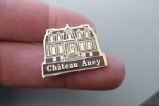 Badge pin s brooch CHATEAU ANEY wine BORDEAUX Cave Fayat Cussac-Fort-Médoc 33