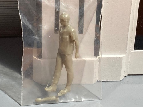 Figurine médecin aux - :,