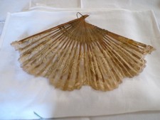 Ancien Eventail 29 brins en bois peint  avec dentelle