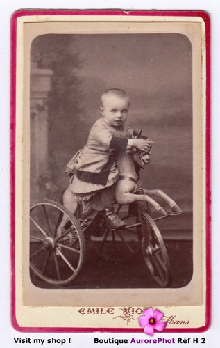Enfant sur tricycle - sur, cheval